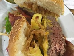 特色牛肉汉堡-HELLO 27 意面·沙拉·帕尼尼