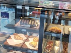 面包甜点陈列柜-星巴克(开封万达广场店)