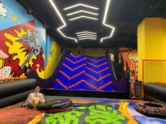 -爱蹦iBOON蹦床运动馆(江汉店)