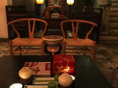 -Noir. Dining in the Dark