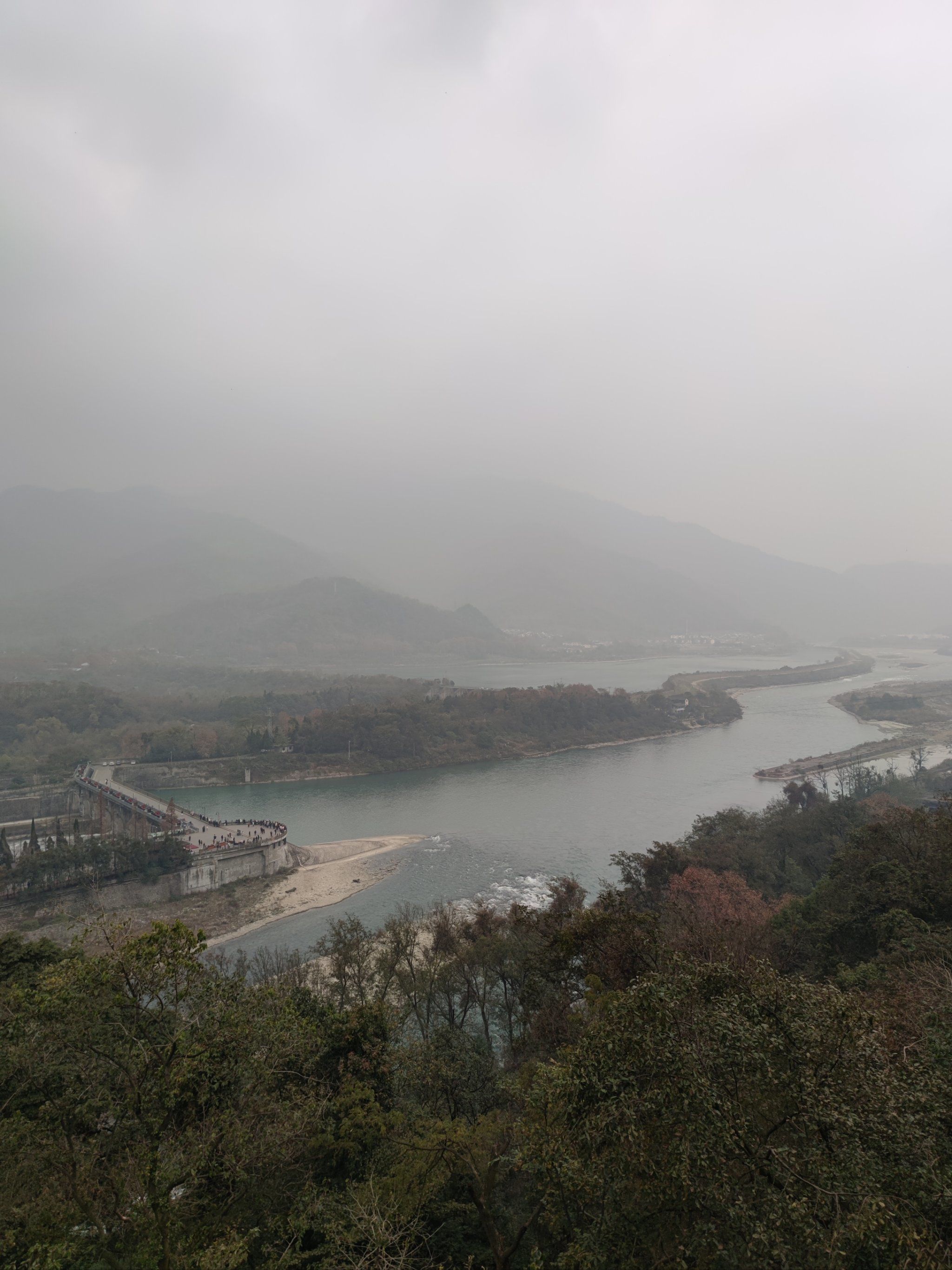 都江堰的鱼嘴和宝瓶口景色独特且极具魅力
