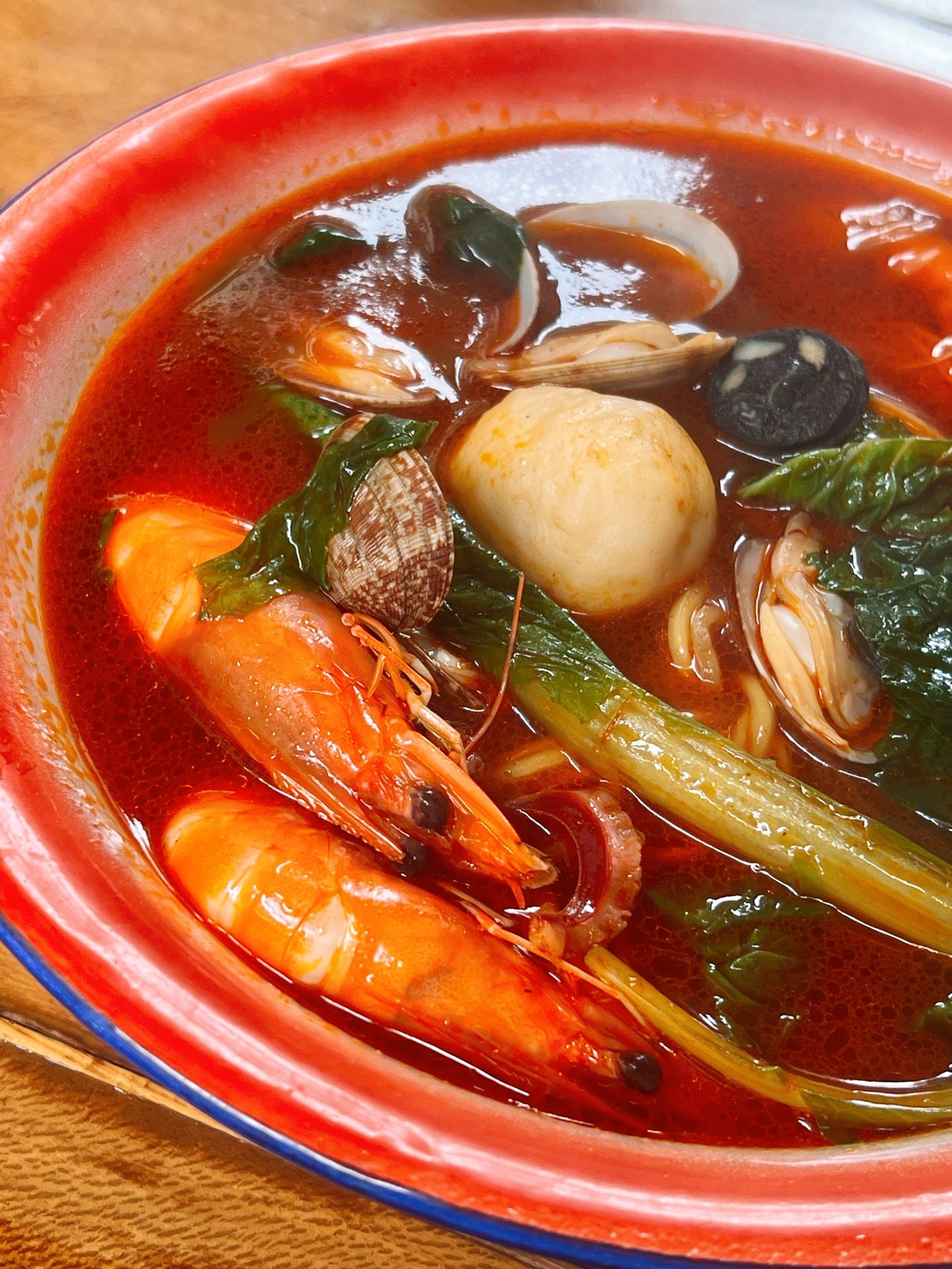 
龙虾还在水里挥钳子
这新鲜真不是盖的

麻辣海鲜面