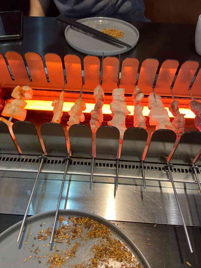 三石东北烧烤(长安名城店)-"[薄荷]环境:在酒吧街里二楼,位置不太.