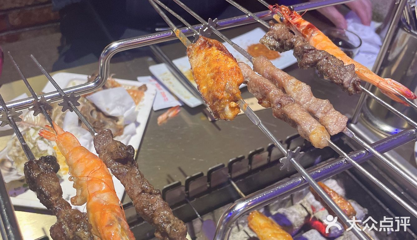 一打鲜嫩羊肉串🥩，烤起！