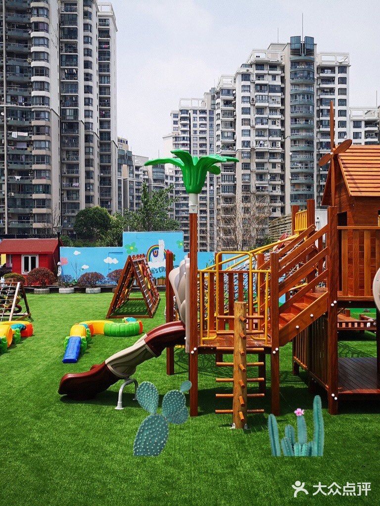 开在城市天台的游乐园 骑着小马转一转