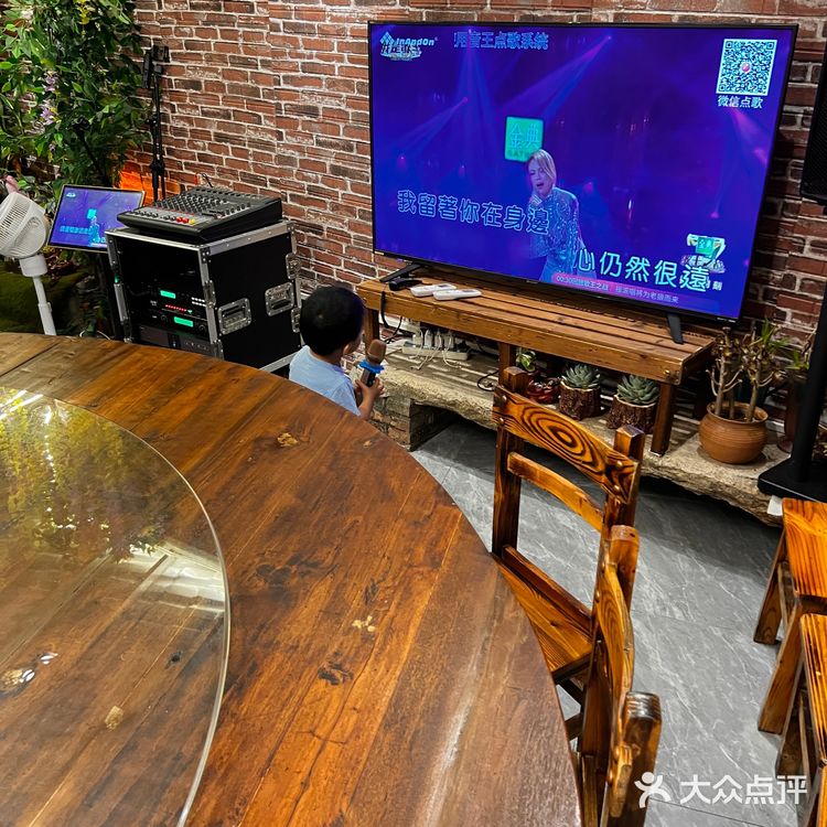 私人订制饭堂，又可以唱k，很正的一个聚餐地方