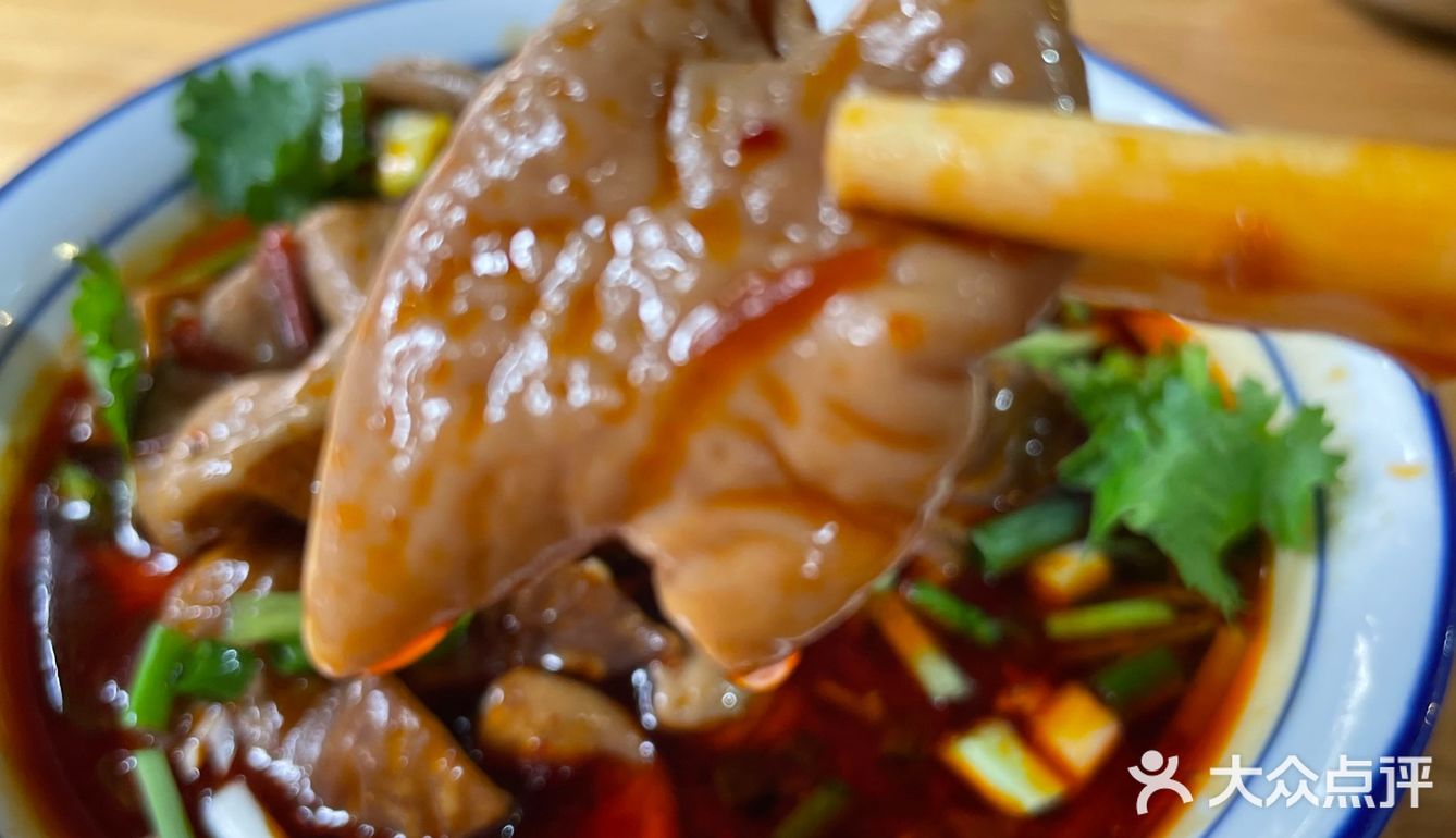 每一口都仿佛在诉说着曹氏的独特故事。无论是单独品尝