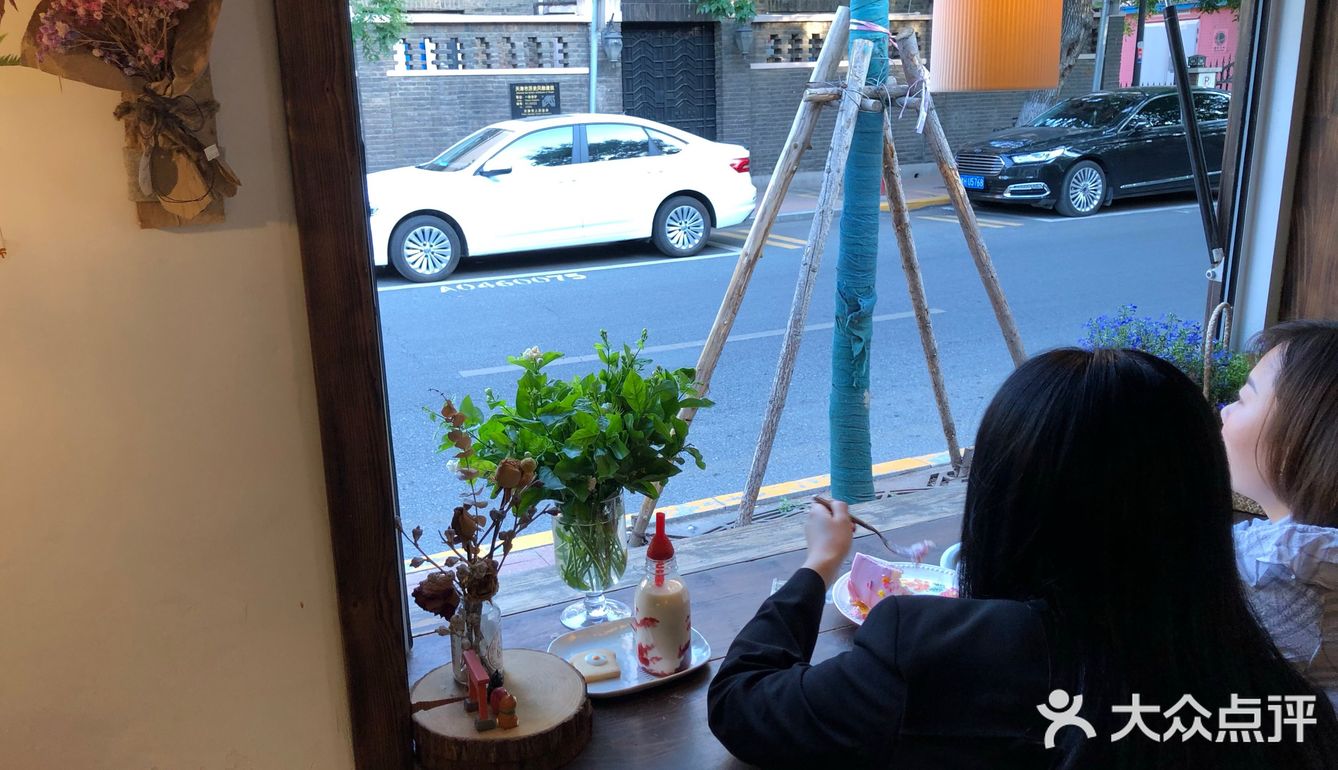 看到了别人在吃蛋糕，不知道怎么样，但看起来挺好吃的