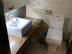 -吾遇酒店(深圳火车站罗湖口岸店)