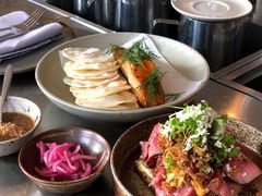 烟熏三文鱼配烤饺子皮和芥末籽酱-BOR Eatery(安福路店)