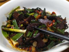 蒜苗炒腊牛肉-巢爷老味(东方红店)