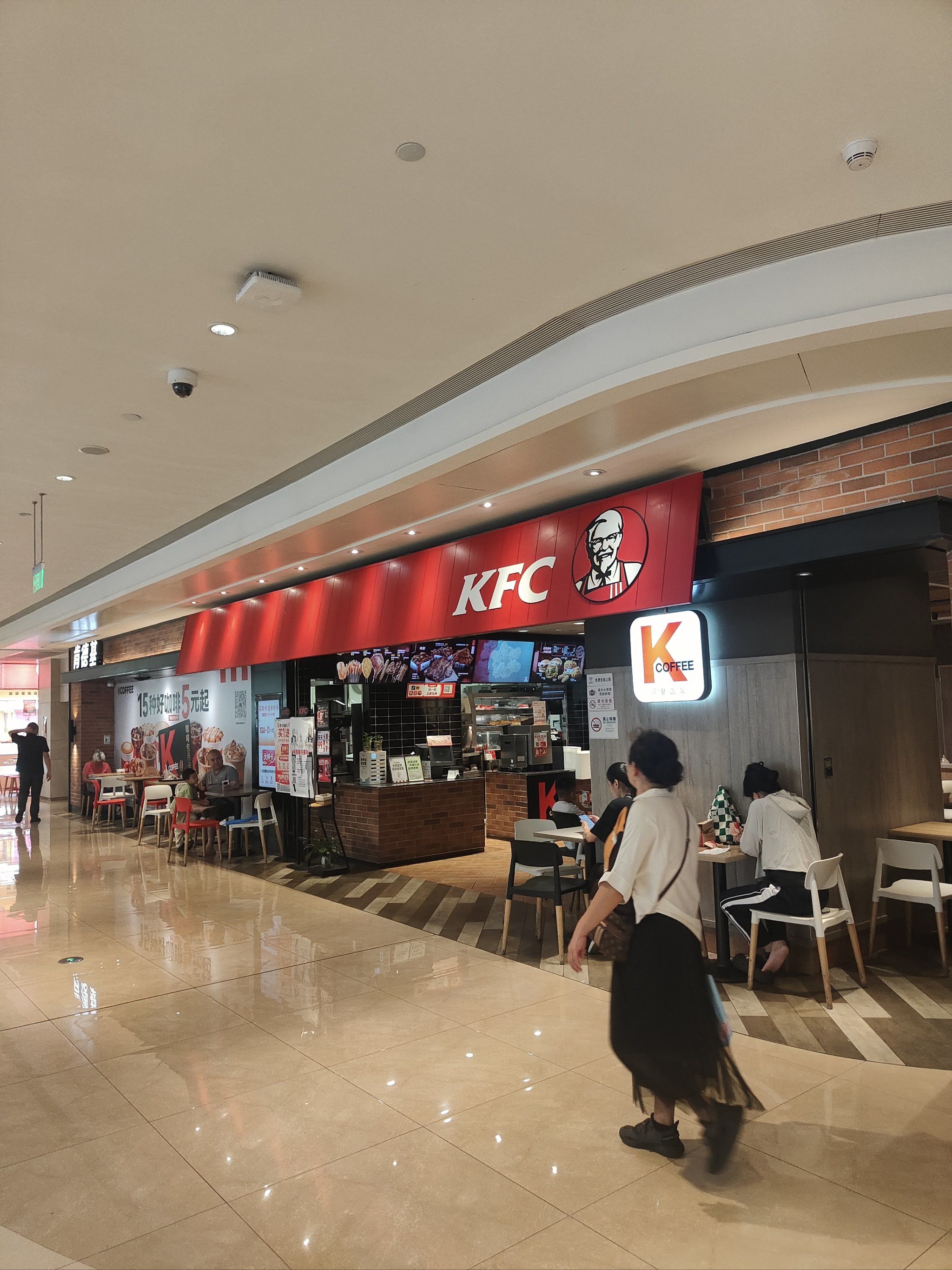 从小到大的观念就是肯德基
都会在开在户外平层或者超市一楼
今天