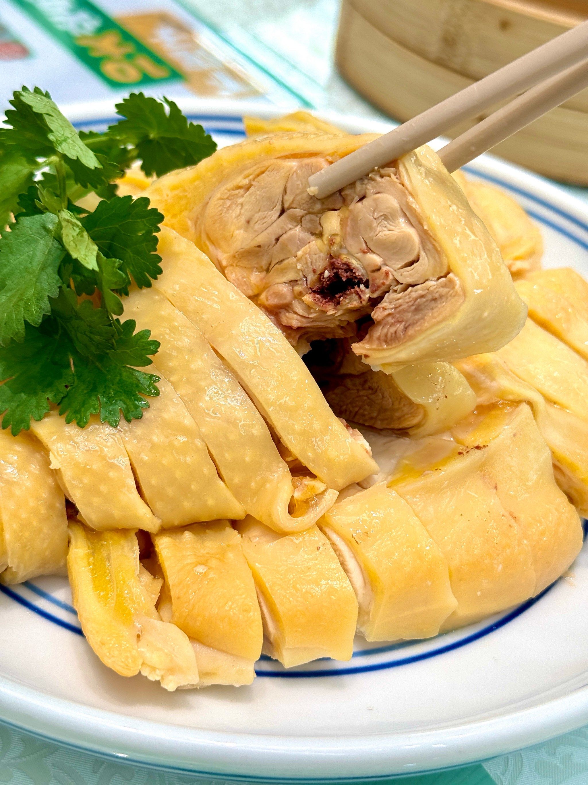 n招牌白斩鸡🐓
他家都是选用土生土长的三黄鸡
还是明厨现点