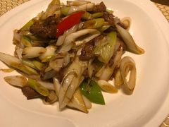 葱爆羊羔肉-巴扎美食·新疆菜·西域歌舞表演餐厅(新疆大厦店)