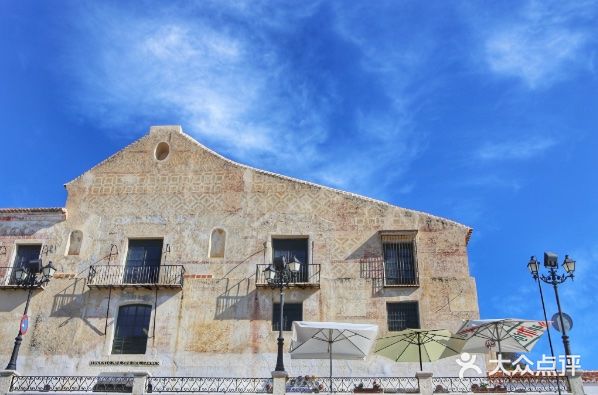 自成方圆，却又依山傍水，恰似传说中的世外桃源