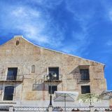 自成方圆，却又依山傍水，恰似传说中的世外桃源