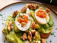 牛油果煮蛋吐司-RAC BAR(安福路店)