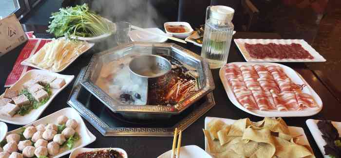 川蜀香重庆老火锅(保利店)-"[薄荷]环境:一层面积不大 有个10张.