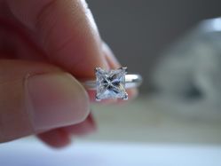 拿着~-威德钻石-克拉钻大本营(南京东路店)