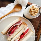 鸡蛋火腿番茄三明治—橙色的初夏早餐