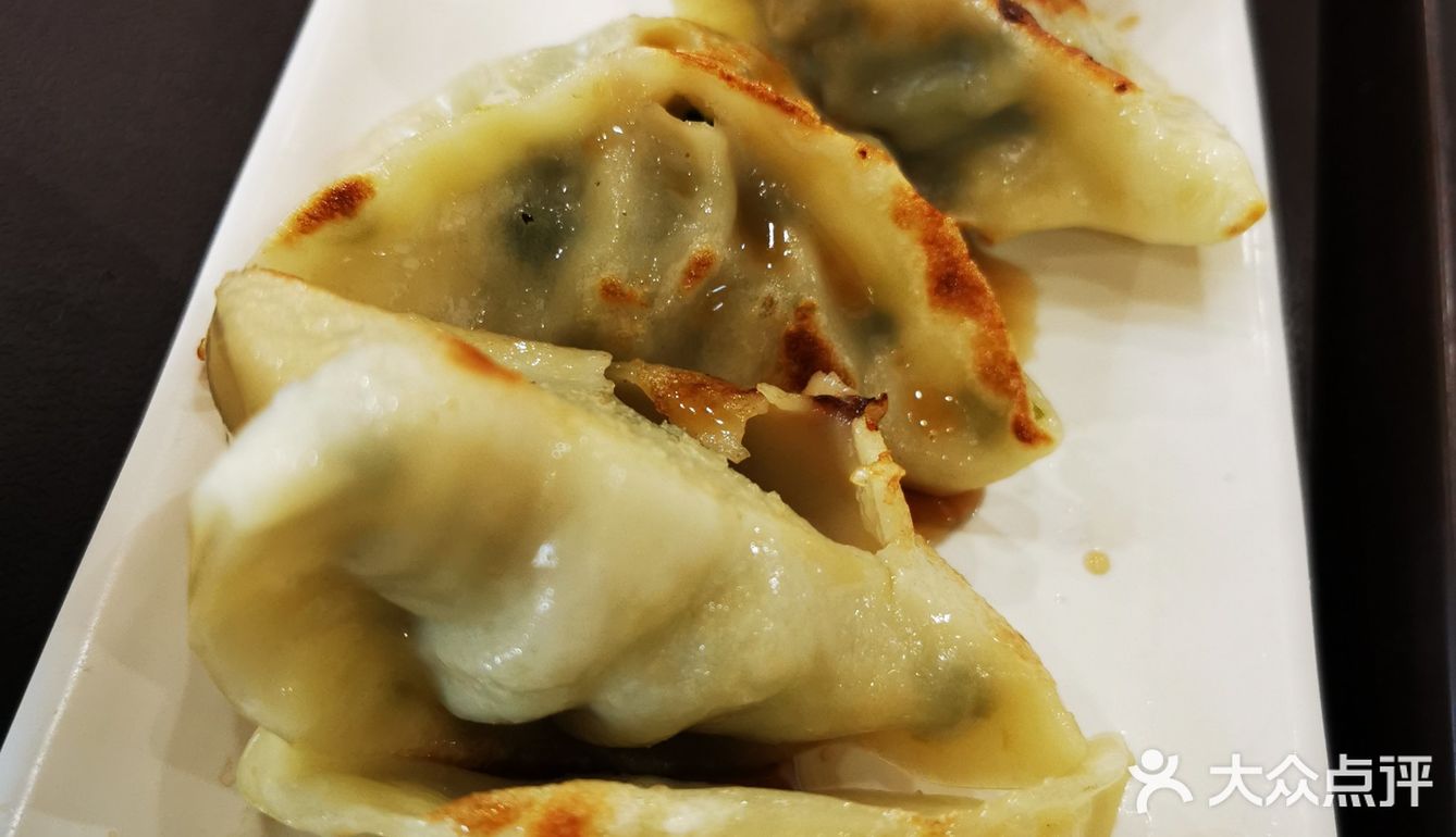 周末吃早点的人很多。我点了煎饺油条豆腐脑，还有鸡蛋饼