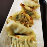 周末吃早点的人很多。我点了煎饺油条豆腐脑，还有鸡蛋饼