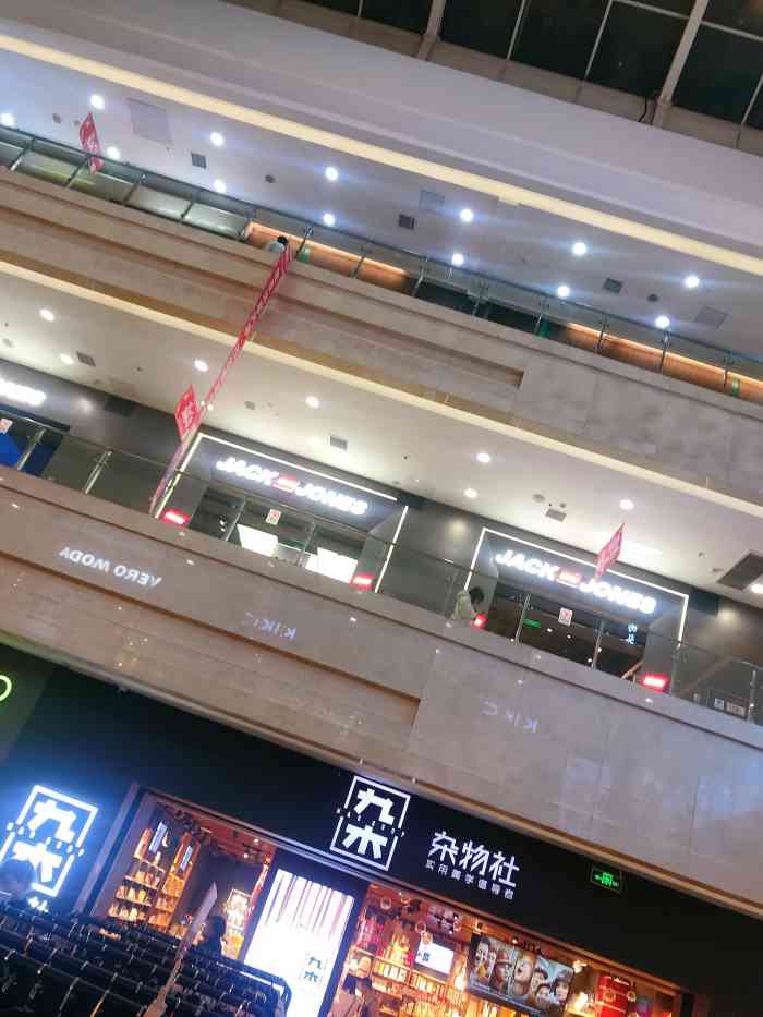 李家村购物中心-"离学校比较近的商场了,坐车十分钟就到. .