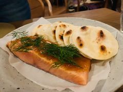 烟熏三文鱼配烤饺子皮及芥末籽酱-BOR Eatery(安福路店)