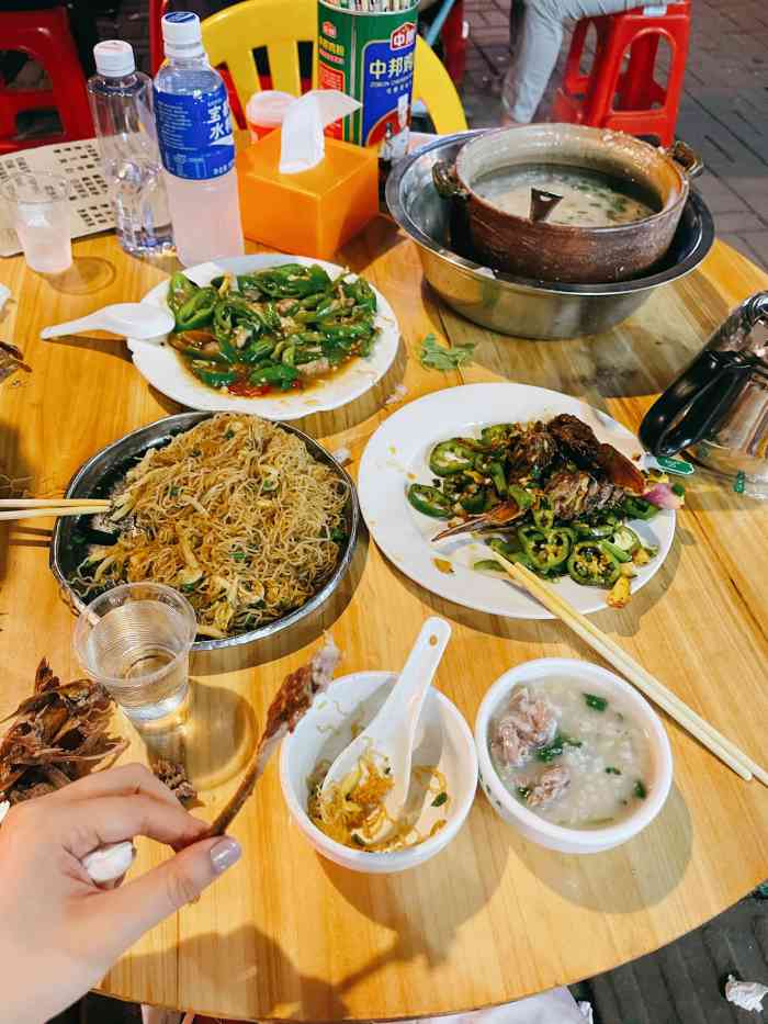 就是大排档毫无环境可晚上在家吃宵夜真实图片晚上一个人吃夜宵的图片