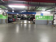 -绿地缤纷城-停车场