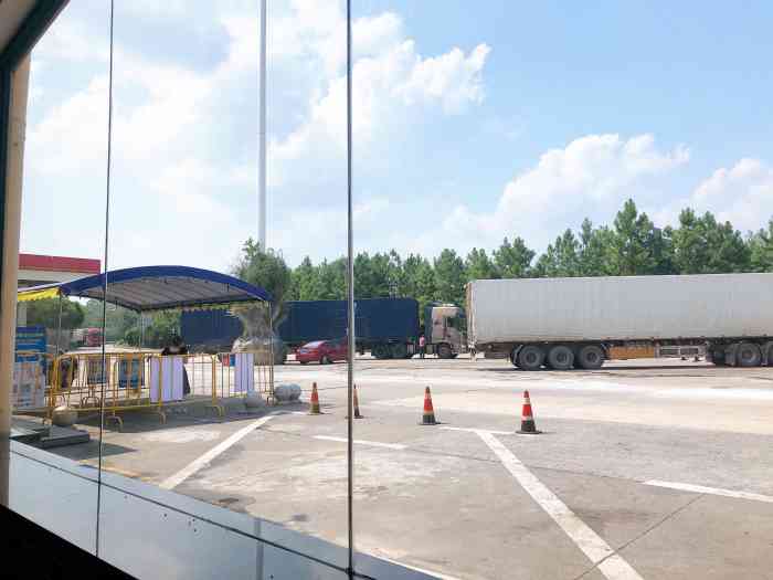 鹰潭服务区停车场-"环境挺不错,服务区落落脚,休息一下,喝喝.