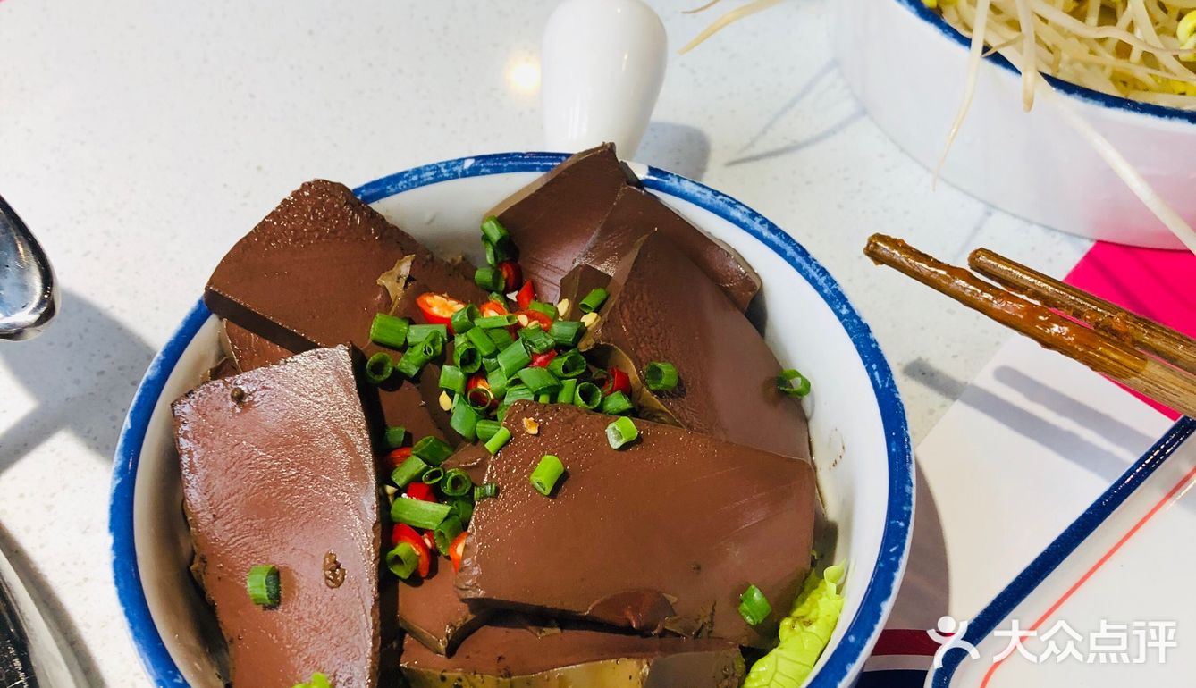 在红油锅底里煮过以后,多了一分泡椒味