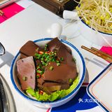在红油锅底里煮过以后,多了一分泡椒味
