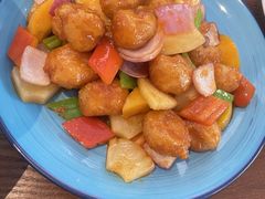 黄桃鲜果咕噜虾球-皇后餐厅-煲仔·小菜·打边炉(古北店)