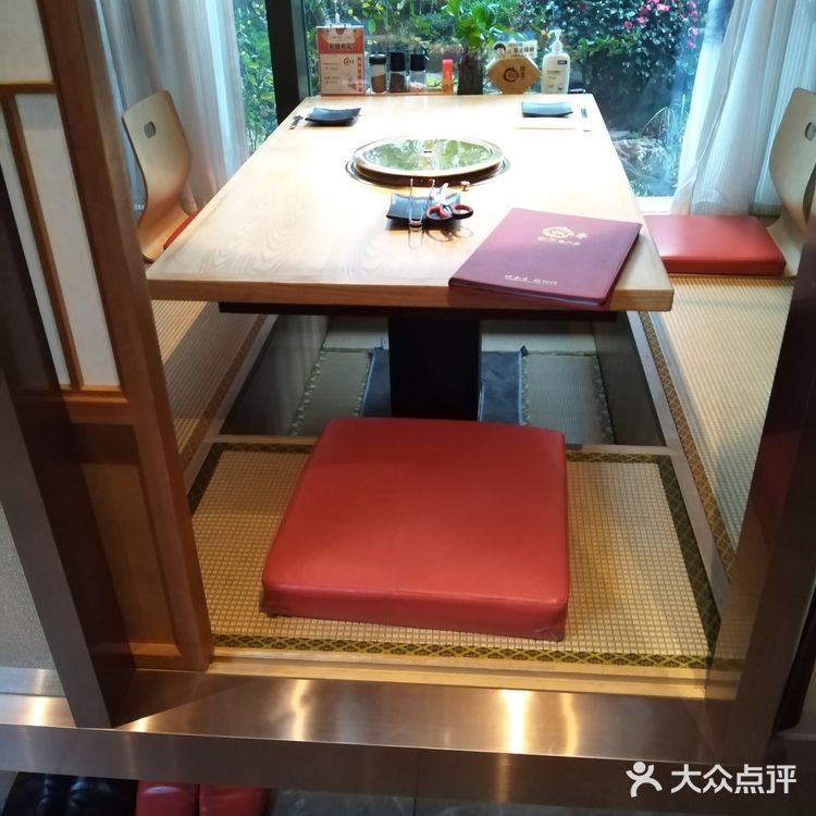 三角牛霖，店员一直帮忙在烤肉，外焦里嫩烤的好香哦