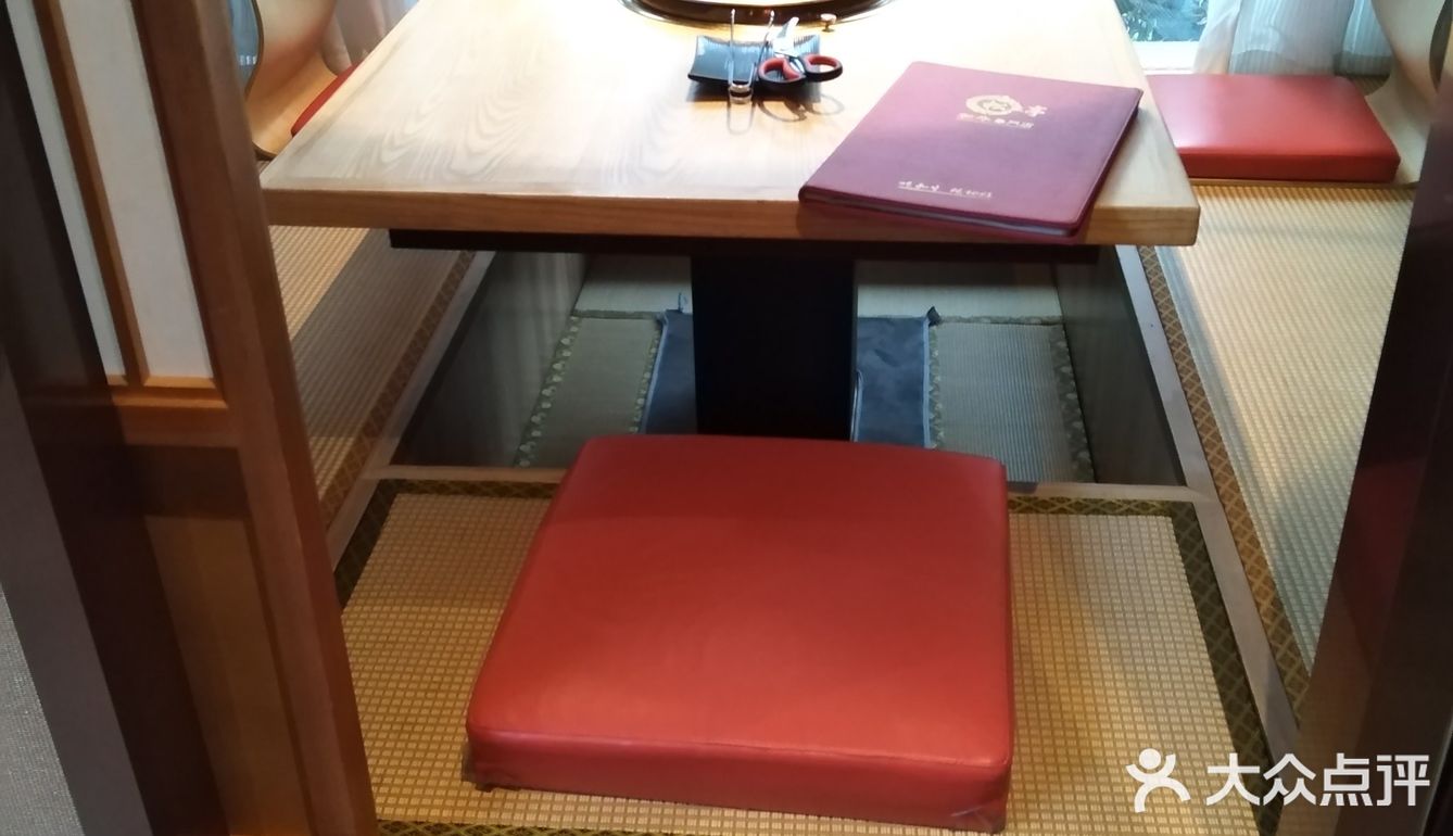 三角牛霖,店员一直帮忙在烤肉,外焦里嫩烤的好香哦