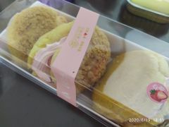 草莓泡芙-壹心榴莲千层蛋糕甜品店
