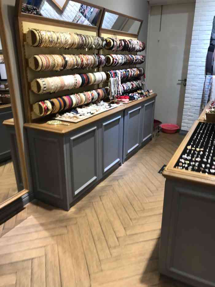 msflora(来福士店)-"饰品品牌里的新星,产品风格偏日韩,走的甜.