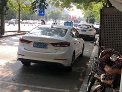 路边停车场-东椰·海南椰子鸡火锅(朝阳门店)