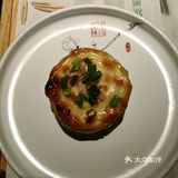芝士是咸甜口的，在芝士的覆盖下是绵软沙沙的土豆泥