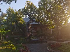 -Chom Cafe and Restaurant