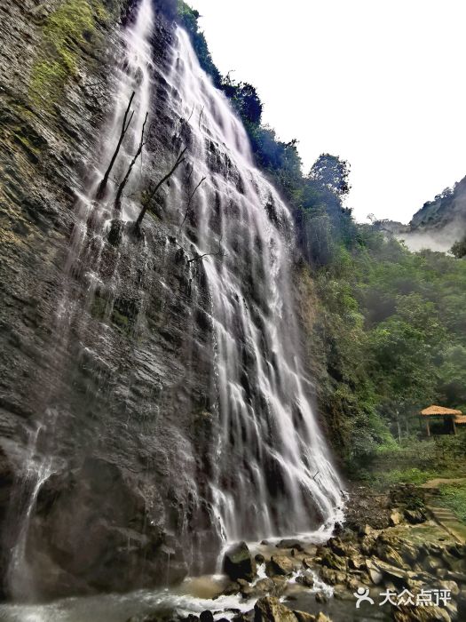 古龙山大峡谷图片