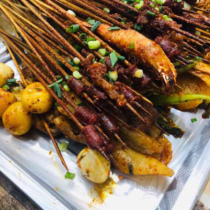 雷记乐山油炸串串-"位置在花照壁地铁站对面,招牌很醒目,外.