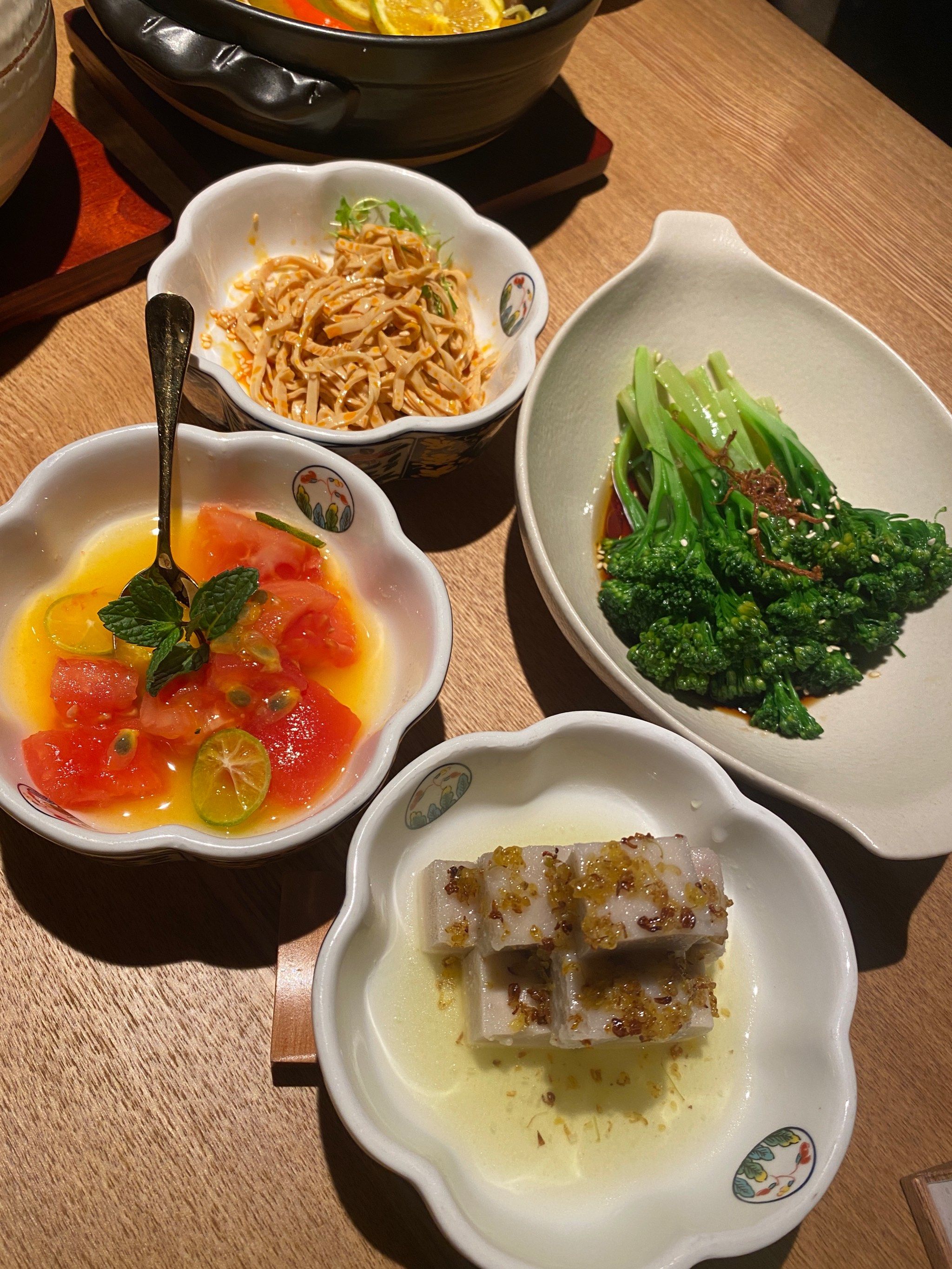菜品和装修都有些模仿庆春食堂,口味达标,但是和米其林扯不上太大关系