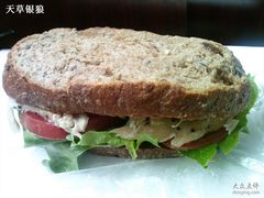 有机面包做三明治伐错-西点坊(浦东香格里拉店)