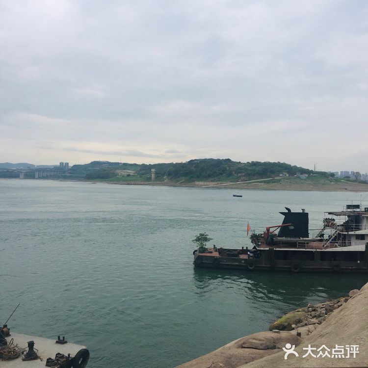 去吃抄手的路上看到河边隐约有人影 吃完抄手回来还没散场
