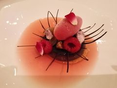 无花果佐杏仁奶酥和玫瑰树莓冰霜-Jean Georges