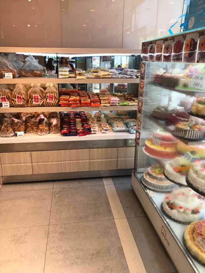 梅红蛋糕前郭分店(前郭店)-"松原老蛋糕店了,性价比倒是挺高,有的产品