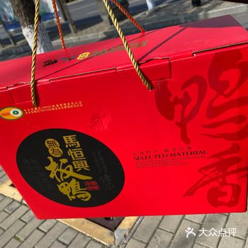 是当地群众在吸收众多菜系的做法上，改良而成