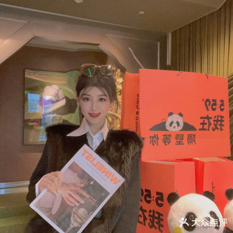 成都现象级全时段餐厅 IFS 熊猫旁的落日余晖🌖